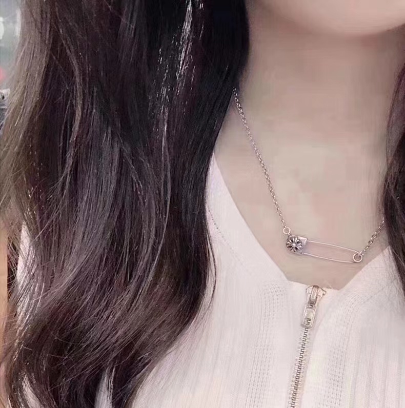 Ch*0me He**ts necklaces